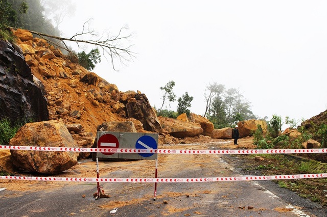 Một điểm sạt lở trên đường Nha Trang - Đà Lạt (thuộc quốc lộ 27C, đoạn qua huyện Khánh Vĩnh, Khánh Hòa) vào đầu tháng 11 năm nay