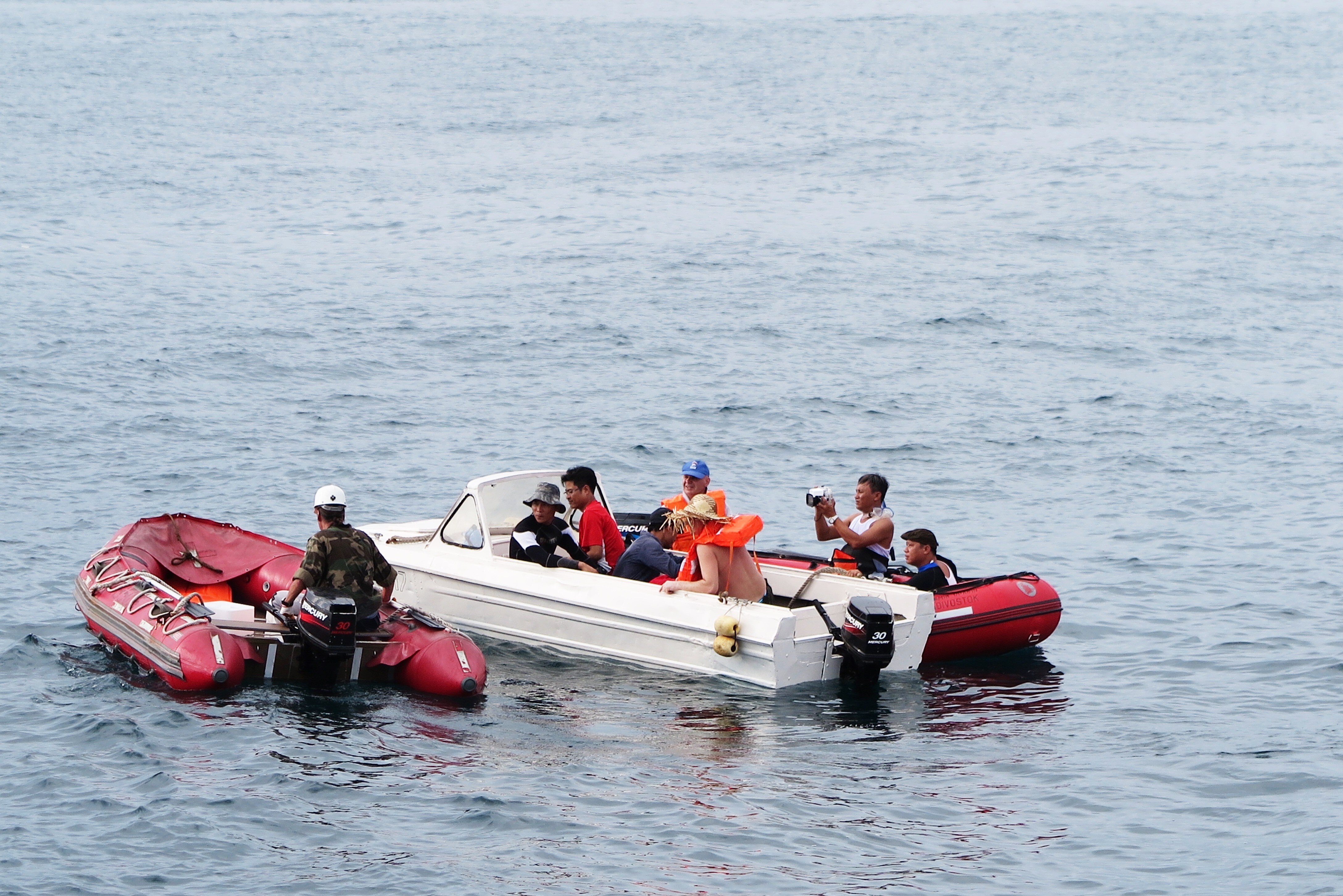 Một nhóm nhà khoa học Việt - Nga khi đang khảo sát trên biển - Ảnh: các nhà khoa học