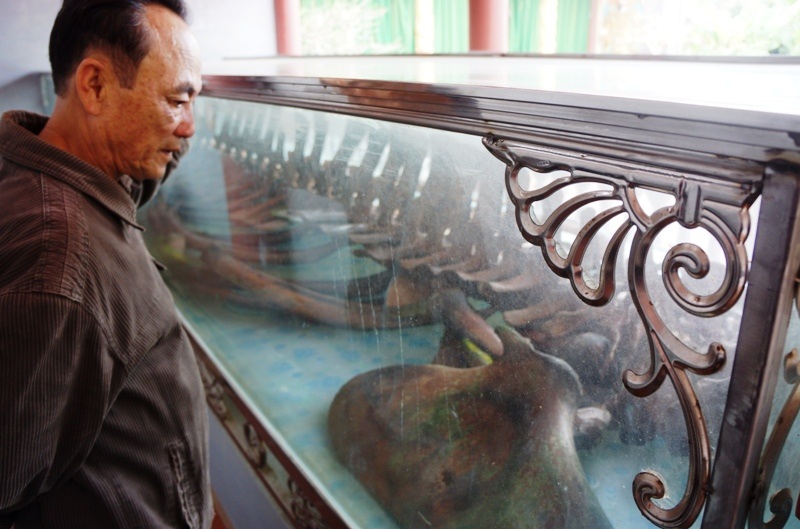 Hàng ngày làng cắt cử người trông coi, bảo quản bộ xương