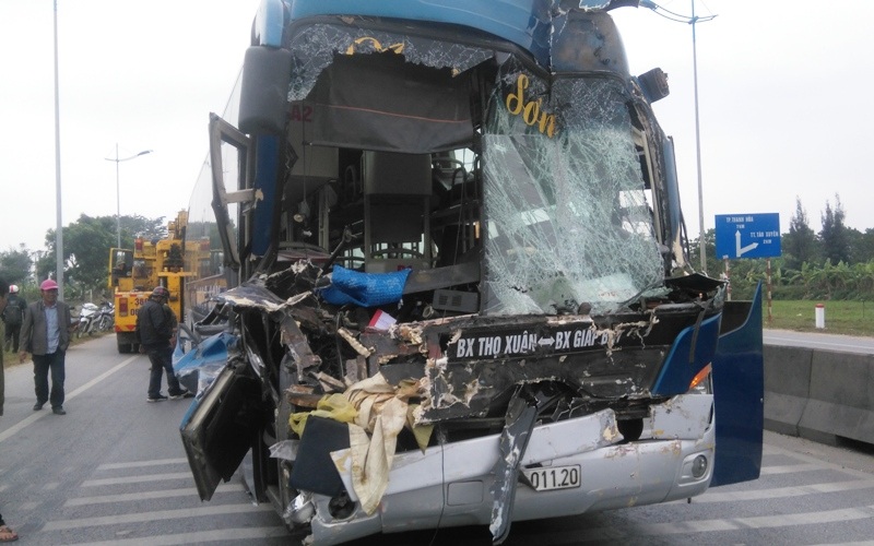 Đầu xe khách nát bét