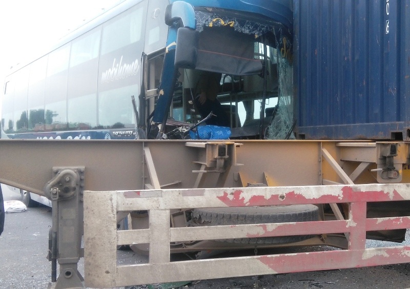 Xe khách giường nằm găm đầu vào hông xe đầu kéo