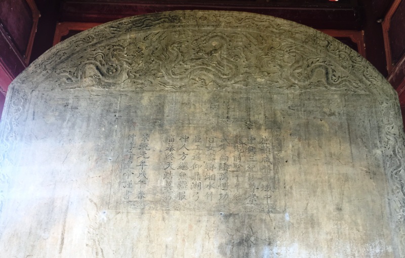 Mặt sau Bia khắc bài thơ của Vua Lê Hiến Tông.