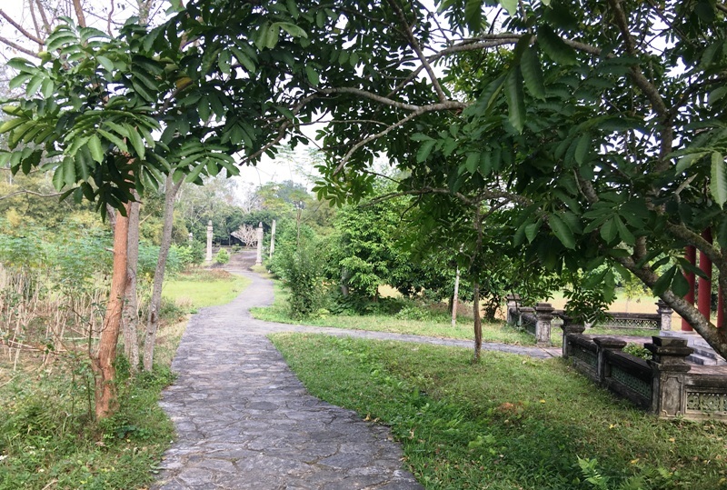 Từ nhà Bia Chiêu Lăng nhìn sang hướng mộ Vua Lê Thánh Tông.