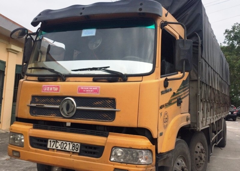 Bắt giữ vụ vận chuyển hơn 1.000 chai rượu ngoại nhập lậu - 1 Chiếc xe tải bị bắt giữ