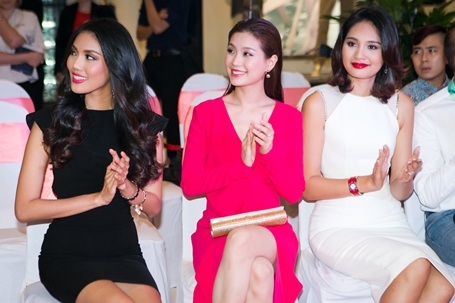 Được chọn là đại diện của Việt Nam tham gia Hoa hậu Thế giới 2015, ngoài việc chuẩn bị cho đấu trường nhan sắc quốc tế, Lan Khuê (ngoài cùng bên trái) vẫn đều đặn đảm nhiệm công việc người mẫu.