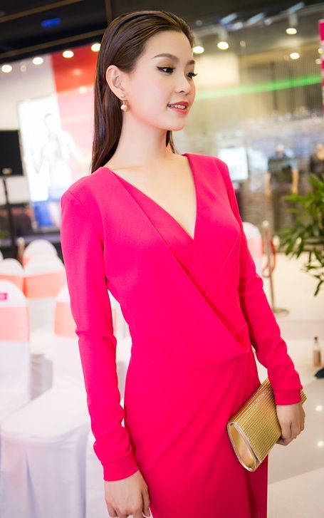 Á hậu Diễm Trang diện bộ cánh dạ hội màu hồng sang trọng.