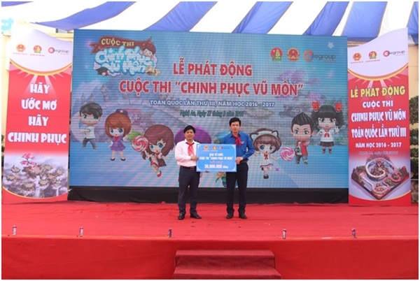 Lễ phát động Cuộc thi Chinh Phục Vũ Môn lần III: Thành công tốt đẹp - 6 Ông Nguyễn Ngọc Thủy– Chủ tịch Hội đồng Quản trị, Tổng giám đốc Tập đoàn Egroup thay mặt BTC lên trao tặng số tiền ủng hộ.