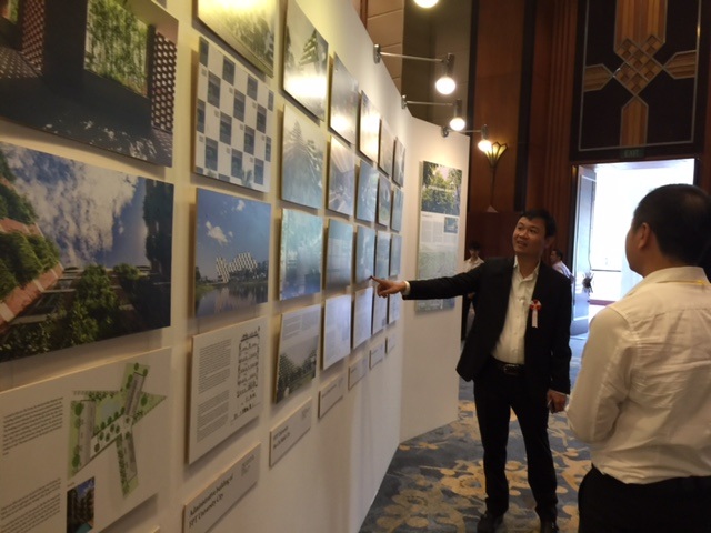 KTS. Võ Trọng Nghĩa trả lời các thắc mắc của khách tham quan về các công trình kiến trúc xanh mà KTS và các cộng sự thực hiện.