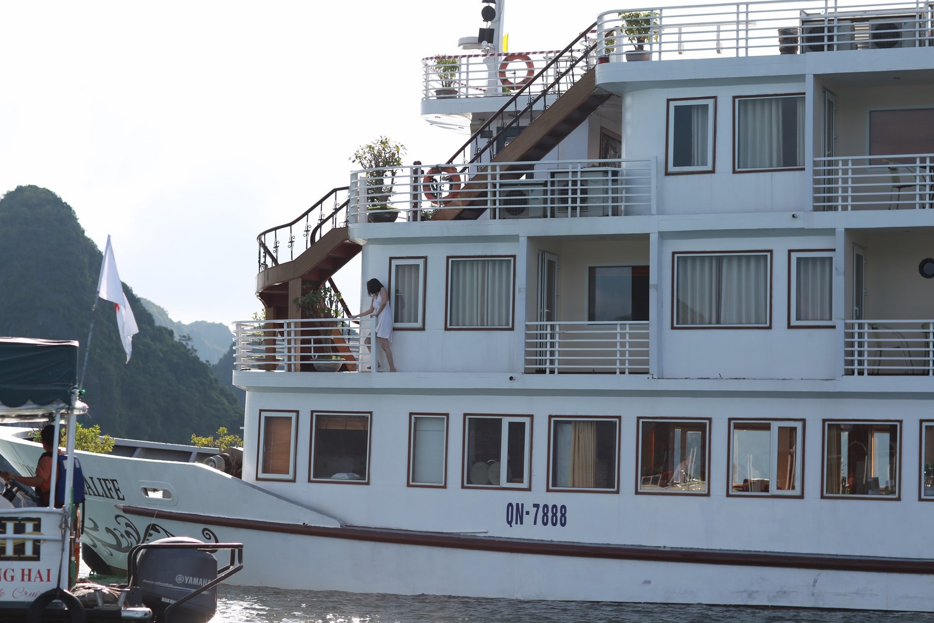 Du thuyền triệu đô trở thành bối cảnh phim.