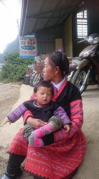 Pà Cò - chợ người Mông những ngày giáp Tết - 6 Người phụ nữ ngóng chờ chồng về bản xa hơn 30km bằng xe máy.