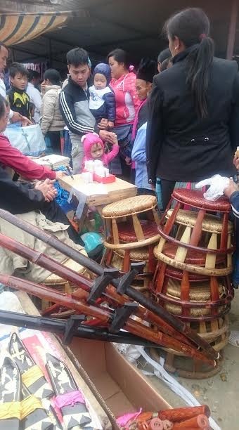 Pà Cò - chợ người Mông những ngày giáp Tết - 5 Ở đây có bán cả những chiếc bẫy thú, mà anh bạn tôi thì cứ lăn tăn mãi về việc cho bán loại bẫy này liệu có vi phạm luật cấm săn bắt động vật hoang dã.