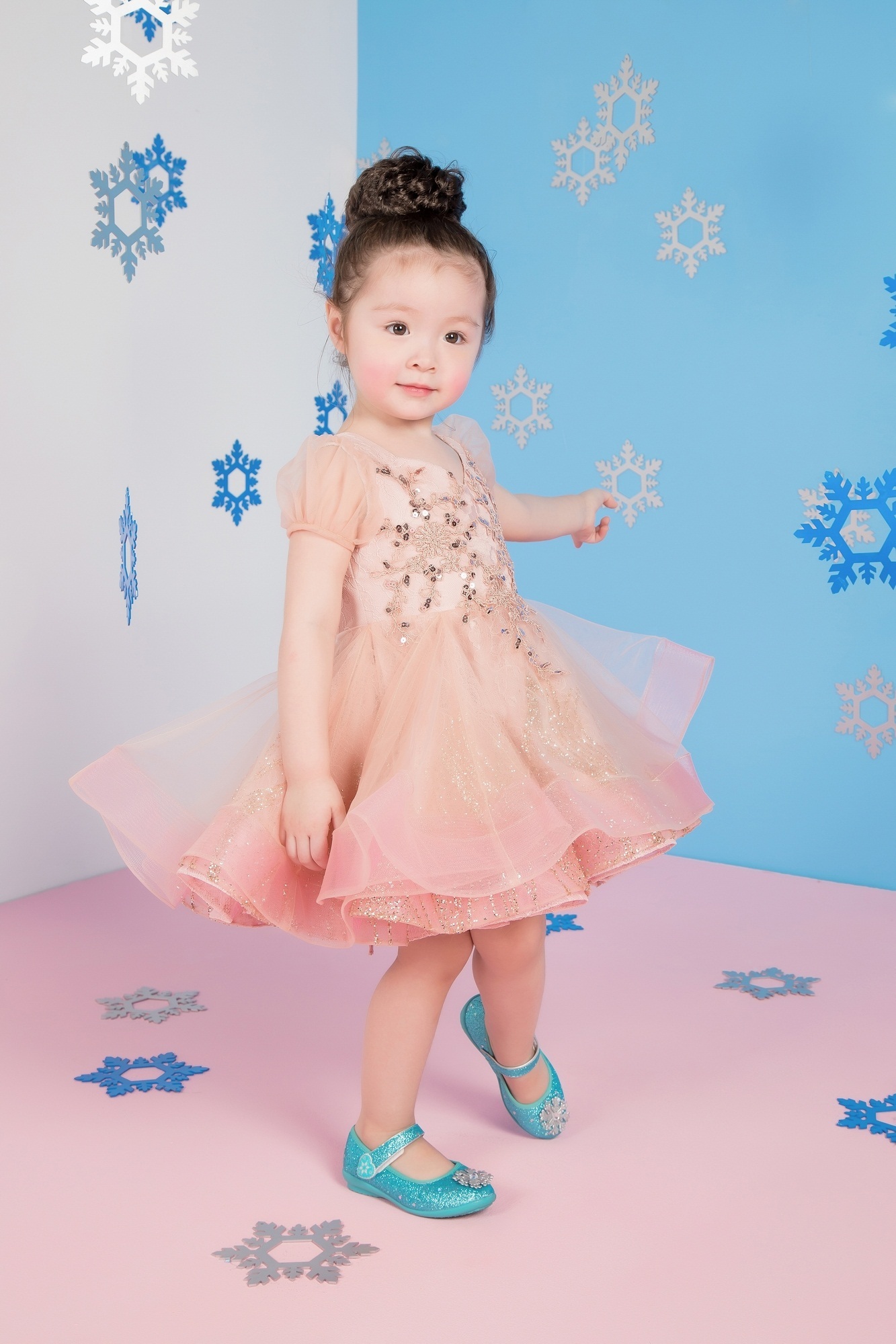 Cadie Mộc Trà “đốn tim” với ảnh Giáng sinh tựa công chúa Elsa - 1 Vẻ đáng yêu của tiểu thiên thần Cadie Mộc Trà.