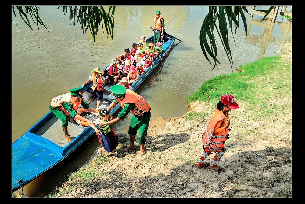 Cô bé khuyết tật gây xúc động tại cuộc thi ảnh “Vẻ đẹp Việt Nam” - 12 Vì trẻ thơ (Hiếu Minh Vũ) - Tác phẩm đoạt giải Nhì.