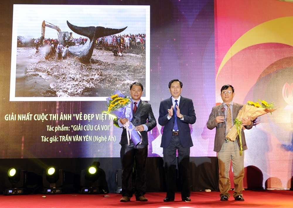 Cô bé khuyết tật gây xúc động tại cuộc thi ảnh “Vẻ đẹp Việt Nam” - 1 Ông Thuận Hữu, Tổng Biên tập Báo Nhân Dân trao giải Nhất và giải Nhì cho các tác giả đoạt giải. (Ảnh: Duy Linh).