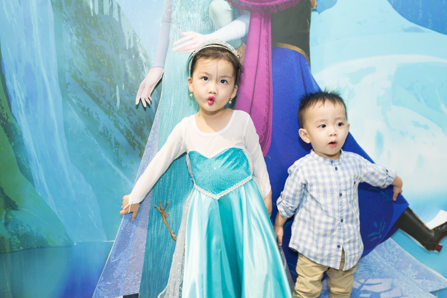Ốc Thanh Vân dắt 3 nhóc tì đi chơi Giáng sinh - 6 Ốc Thanh Vân dắt 3 nhóc tì đi chơi Giáng sinh - 6
