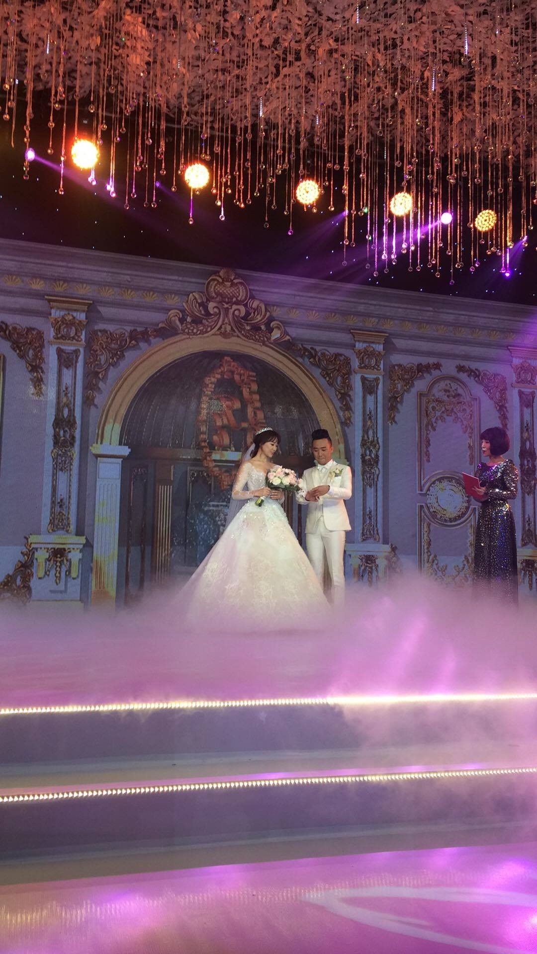 
Khi Trấn Thành đề nghị ngược lại, bảo Hari hỏi mình câu gì, cô đã hỏi Anh có nuôi em suốt đời được không?.
