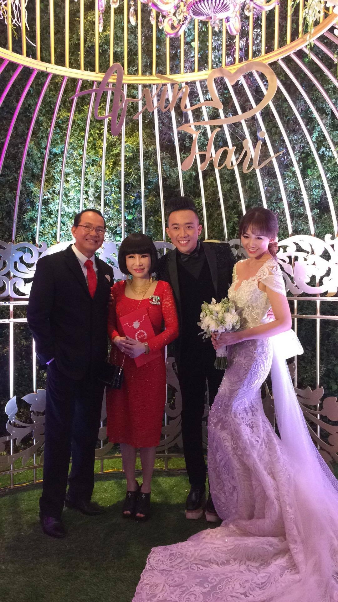 Bố mẹ Hari Won - Trấn Thành và đông đảo nghệ sĩ dự “đám cưới của năm” - 22 Đôi tân lang, tân nương cười tươi khi được anh chị em đồng nghiệp chúc phúc.