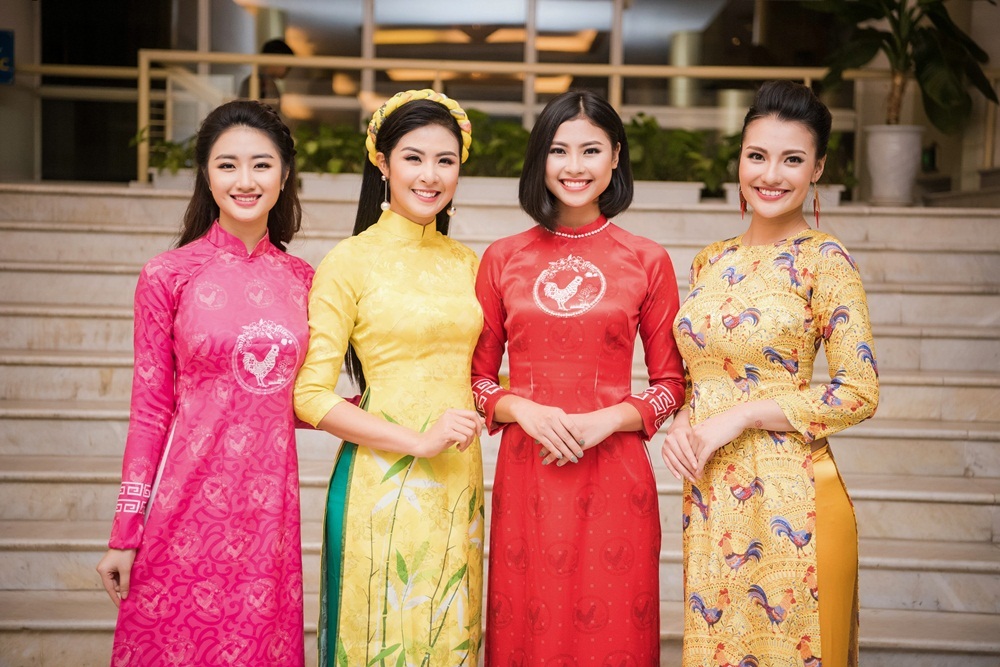 Hồng Quế khoe nhan sắc của gái một con bên cạnh các người đẹp.