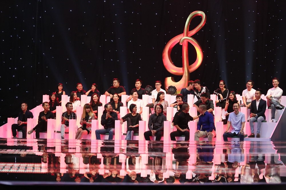 Vượt đối thủ, Cao Bá Hưng và Kiều Diễm vào Chung kết Sing my song - 1 Các thí sinh lần lượt trình diễn trên Sing My Song ca khúc của mình trước Hội đồng giám khảo chuyên môn 31 người.