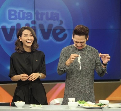 Người ta đồn tôi vào VTV nhờ cặp đại gia! - 1 MC Huyền Trang trong buổi ghi hình ‘Bữa trưa vui vẻ’.