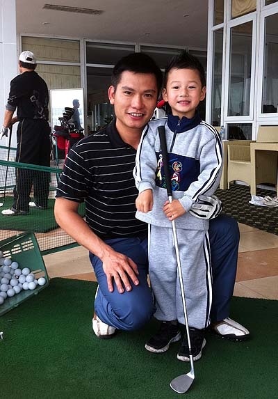 Những ông “bố dượng” nổi tiếng của showbiz Việt - 2 Đức Hải khá thân thiết và gần gũi với Bảo Nam