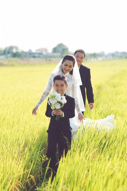 Những ông “bố dượng” nổi tiếng của showbiz Việt - 5 Bộ ảnh cưới của cặp đôi đã “gây sóng” dư luận bởi quá đáng yêu và hạnh phúc khi có cả bé Sonic. Cả ba người cực kỳ hòa hợp, vui vẻ.
