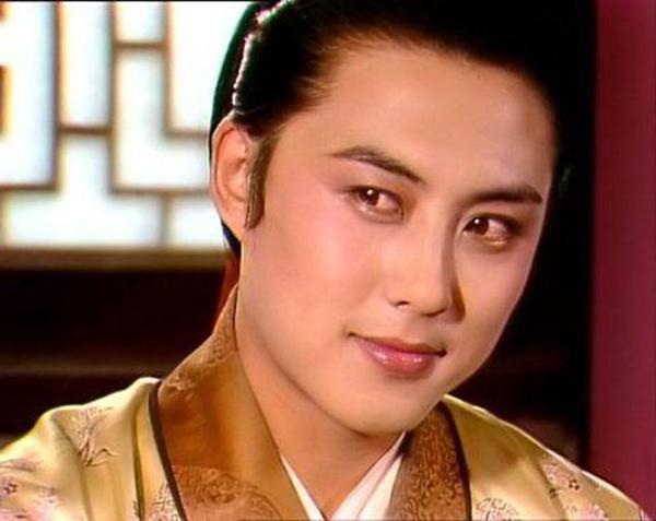 Chuyện ăn vụng "trái cấm" gây xôn xao của 3 cặp đôi Hồng Lâu Mộng - 16 Ngoại hình điển trai của Cao Hồng Lượng được bà xã của anh chăm chút.