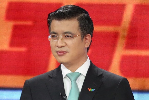 Ảnh đời thường của cô gái đánh cắp trái tim "soái ca VTV" - 1 Quang Minh là gương mặt nam hiếm hoi duy nhất được lên bản tin thời sự 19h. Với gương mặt sáng, giọng đọc trầm ấm cùng phong cách lịch lãm, anh được công chúng yêu mến đặt cho biệt danh soái ca VTV. Thông tin Quang Minh chuẩn bị kết hôn với nữ nhà văn Linh Lê khiến dân mạng quan tâm.