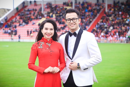 Sau lễ ăn hỏi bí mật, MC Đức Bảo dẫn cho huyền thoại của Manchester - 4 Đức Bảo cùng MC Mỹ Lan.