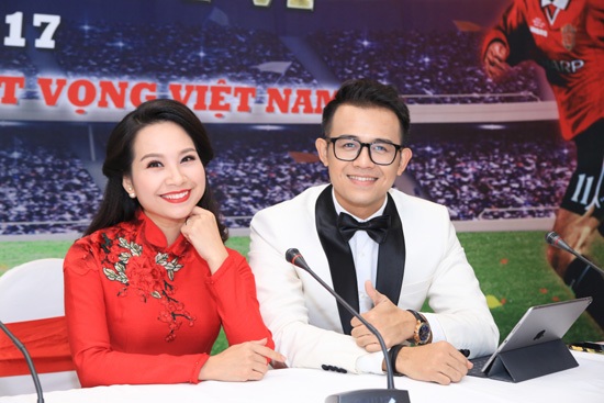 Sau lễ ăn hỏi bí mật, MC Đức Bảo dẫn cho huyền thoại của Manchester - 5 Hai MC tài năng của VTV.