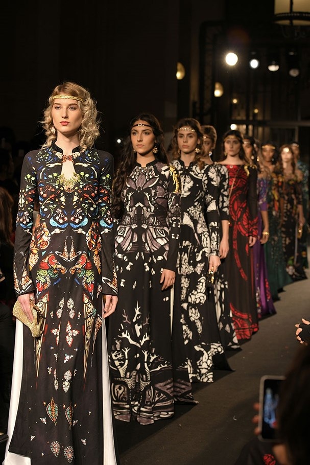 Sau Paris Haute Couture, NTK Hoài Nam tiếp tục mang áo dài Việt sang Singapore - 3 BST áo dài dát vàng “Women in love” trên sàn catwalk tại Paris.