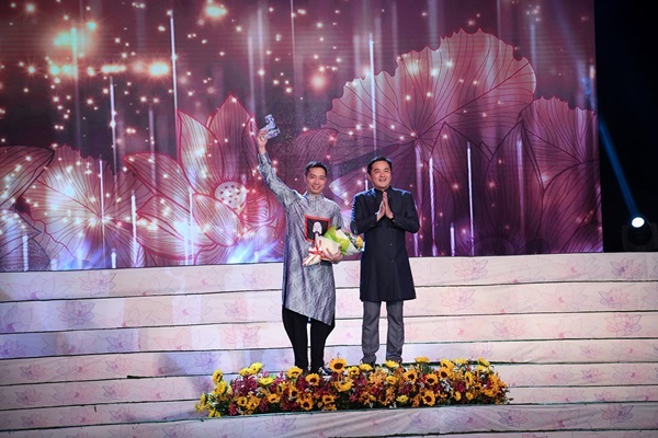 NTK Đỗ Trịnh Hoài Nam tâm huyết dạy may áo dài cho thế hệ kế cận - 1 Tại Lễ hội Áo dài TP.HCM lần thứ 5 năm 2018, NTK Đỗ Trịnh Hoài Nam được vinh danh Nhà thiết kế Áo dài của năm.