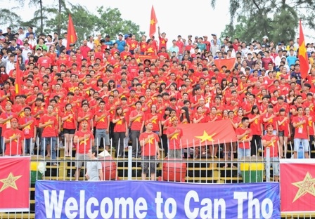 Sân vận động Cần Thơ tiếp tục "nóng" vì Công Phượng, Hồng Duy… - 1 Fan hâm mộ Cần Thơ - Sài Gòn nghiêm trang hát Quốc ca