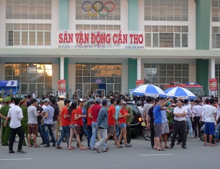 Công Phượng, Tuấn Anh khiến sân Cần Thơ bị “vỡ” - 1 Khoảng 17 giờ trước cổng sân vận động TP Cần Thơ đã đông kín người