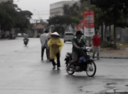 Phe vé chợ đen đội mưa, tràn ra đường bán vé... - 1 Bất chấp trời mưa, phe vé chợ đen vẫn cố gắng hoạt động
