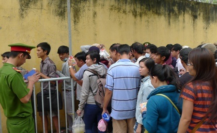 Cảm kích khán giả “đội” mưa cổ vũ, U21 Việt Nam “lội” ngược dòng ngoạn mục - 1 Khoảng 15 giờ khán giả bên ngoài vẫn nườm nượp vào sân