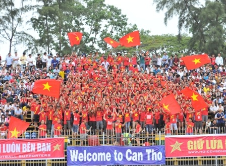 Người hâm mộ cổ vũ cho U19 HAGL hay U21 Việt Nam - 1 Đa số người hâm mộ miền Tây đều ủng hộ cho đội quân của bầu Đức
