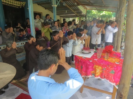 Người mẹ trẻ đang chờ nhìn mặt con quạnh hiu về lòng đất - 1 Người mẹ trẻ đang chờ nhìn mặt con quạnh hiu về lòng đất
