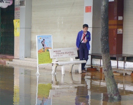 Nước bao chiếm luôn hành lang đường 30/4