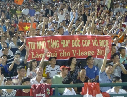 Hơn 50.000 khán giả “biến” sân vận động Cần Thơ thành “chào lửa” - 11 Nhắn gửi của người hâm mộ miền Tây đến bầu Đức