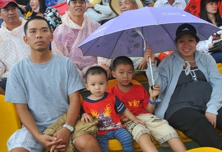 Cảm kích khán giả “đội” mưa cổ vũ, U21 Việt Nam “lội” ngược dòng ngoạn mục - 6 Cả nhà cùng vui! Nhưng nếu mưa thì bố...