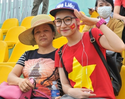 Sân vận động Cần Thơ tiếp tục "nóng" vì Công Phượng, Hồng Duy… - 3 Ca sĩ Hòa Minzy có mặt trên khán đài với mẹ từ rất sớm để cổ vũ cho các cầu thủ U19 HAGL...