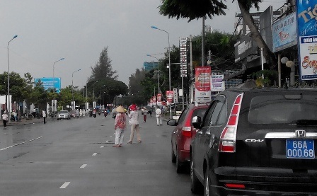 Phe vé chợ đen đội mưa, tràn ra đường bán vé... - 2 Không ngần ngại lao ra đường để mời chào khách đi đường mua vé