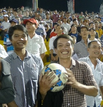 Khoảnh khắc ăn mừng chiến thắng của U19 HAGL - 8 Một thanh niên vui mừng vì được Hồng Duy tặng trái bóng