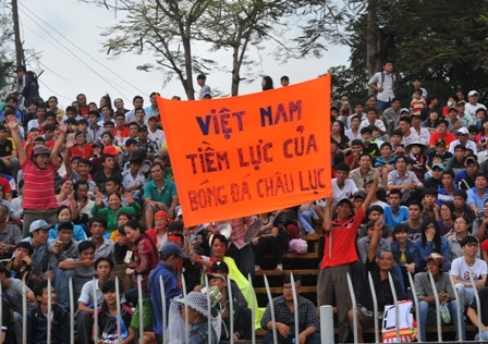 Hơn 50.000 khán giả “biến” sân vận động Cần Thơ thành “chào lửa” - 2 Mong ước của khán giả miền Tây