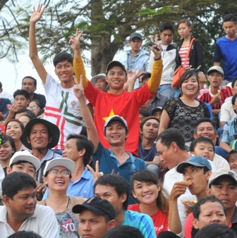 Cảm kích khán giả “đội” mưa cổ vũ, U21 Việt Nam “lội” ngược dòng ngoạn mục - 3 Bỏ qua tất cả, anh em ta cùng cổ vũ cho U21 Việt Nam