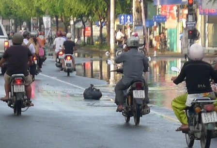 Khoảng 6h30 nước bắt đầu rút tại một số tuyến đường