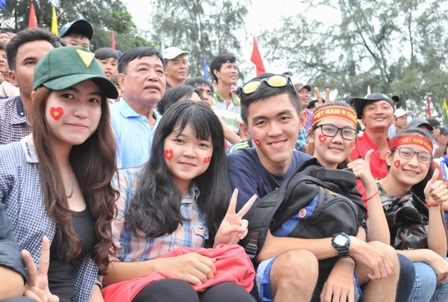 Một boy lọt thỏm giữa rừng hoa