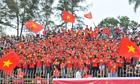 Sân vận động Cần Thơ tiếp tục "nóng" vì Công Phượng, Hồng Duy… - 10 Fan Cần Thơ - Sài Gòn đứng ngồi không yên với các pha đi bóng của các anh!