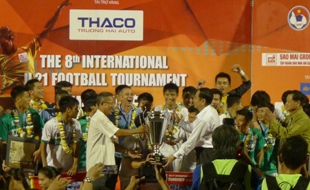 Khoảnh khắc ăn mừng chiến thắng của U19 HAGL - 3 Bầu Đức lên chúc mừng các cầu thủ U19 HAGL